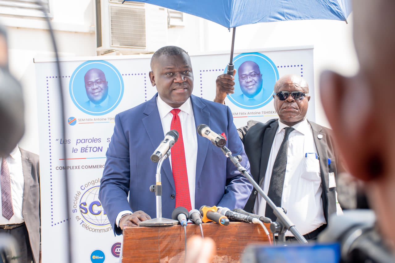 AUGUSTIN KIBASA MALIBA, MINISTRE DE PTNTIC INAUGURE LE COMPLEXE COMMERCIAL DE LA POSTE